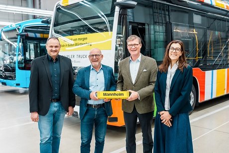 Daimler Buses Mannheim Plant: Baden-Württemberg’s Minister of Transport gains insights into E-City Buses